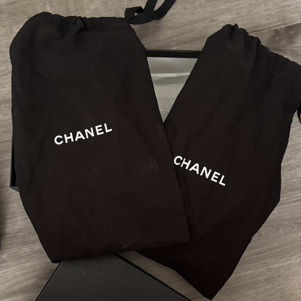 CHANEL Ballet Flats - Lambskin and Patent - Picture 4 of 5